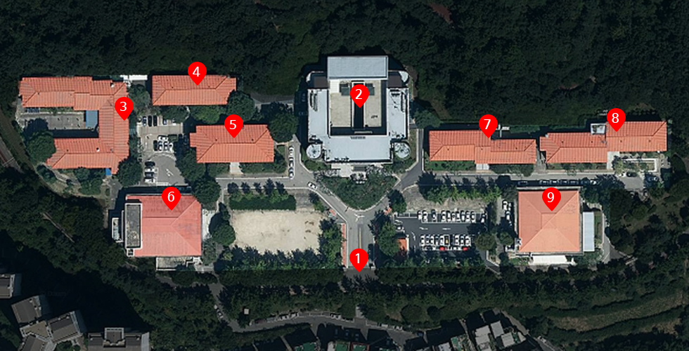 한국폴리텍대학 서울강서캠퍼스는 정문에서 직진하면 대학본부가 있으며, 대학본부를 중심으로 왼쪽으로 제3교육관,제2교육관,제1교육관,제4교육관이 있고 대학본부를 중심으로 오른쪽으로는 제5교육관,제7교육관,제6교육관이 있습니다.