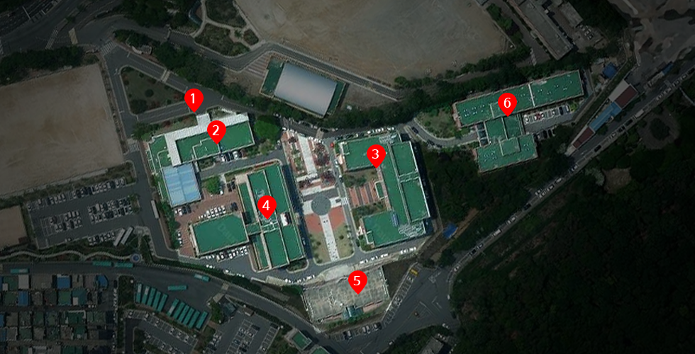 한국폴리텍대학 성남캠퍼스는 정문 기준으로 오른쪽으로 한울관(기숙사), 누리관이 있으며 왼쪽으로 드림관 도서관, 주차장, 운동장이 있고, 정면에는 대학본부가 위치해 있습니다.